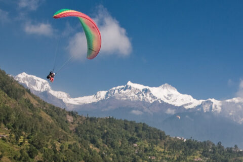 पोखरामा प्याराग्लाईडिङ दुर्घटना : चालकको मृत्यु, १ युवती गम्भीर घाइते