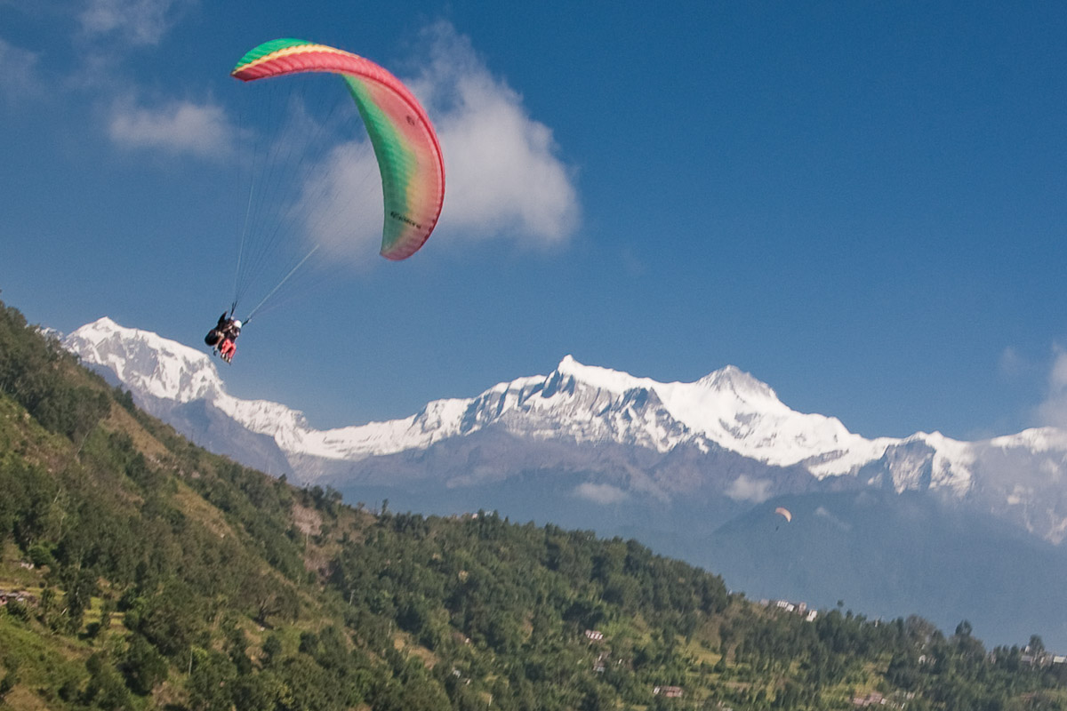 पोखरामा प्याराग्लाईडिङ दुर्घटना : चालकको मृत्यु, १ युवती गम्भीर घाइते