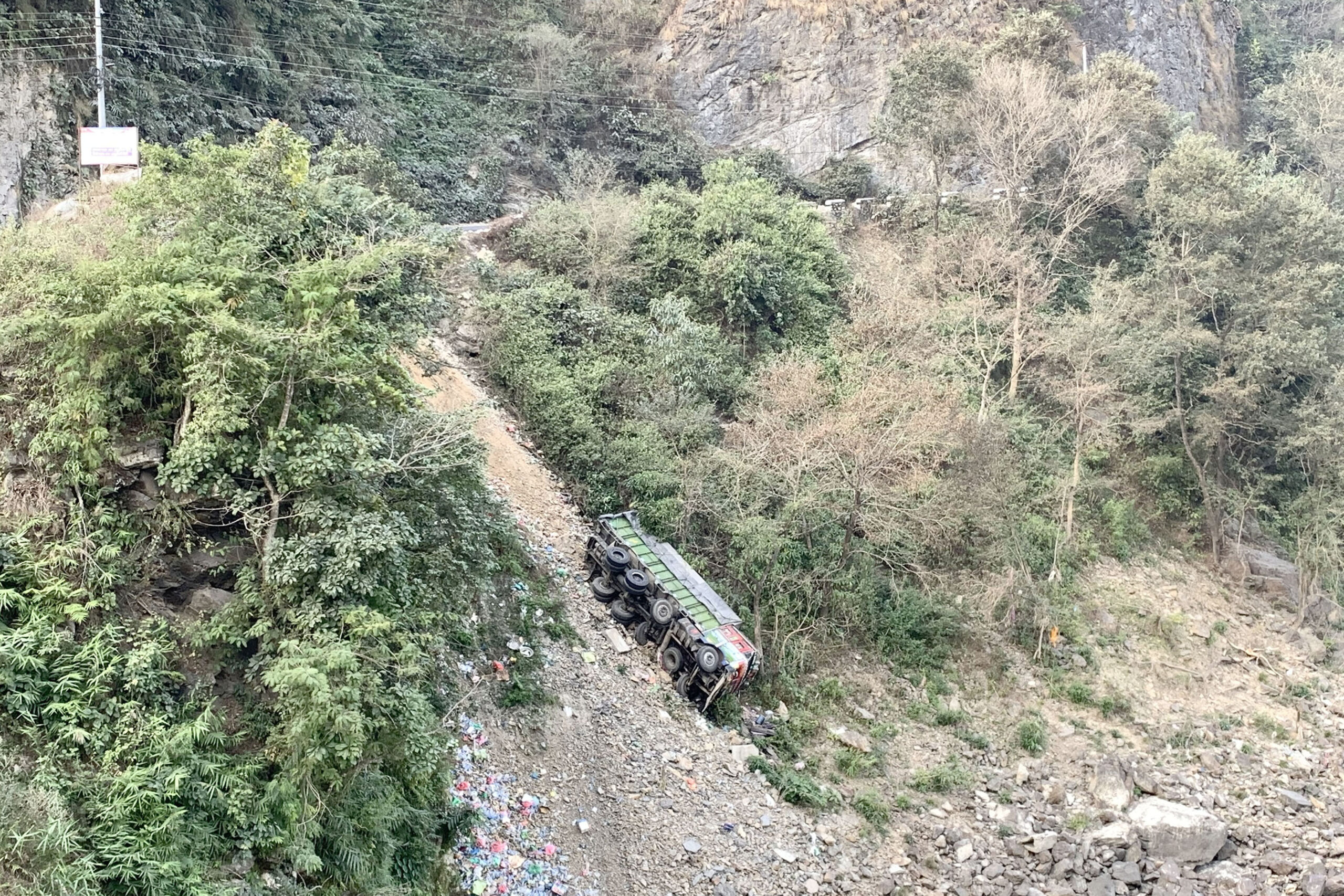 तनहुँको आँबुखैरेनीमा भीरबाट ट्रक खस्यो