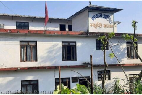 लम्जुङमा ओली पक्षका कार्यकर्ताले प्रचण्ड-नेपाल पक्षका नेतालाई २ घण्टा कार्यकक्षमै थुने