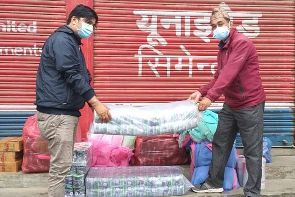 सहिद लखन गाउँपालिमामा होम आइसोलेशनमा बस्नेहरुलाई हाइजेनिक किट