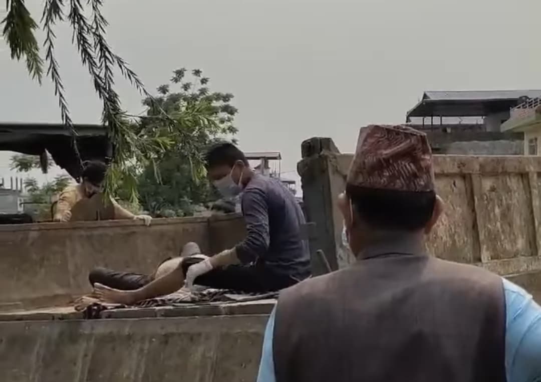 अक्सिजन होइन एम्बुलेन्स नै नपाएर ट्याक्टर लैजादै गर्दा कोरोना संक्रमितको मृत्यु (भिडियो हेर्नुहोस)