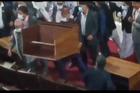 गोरखाका सांसद बस्नेतले संसद बैठकमा पहिला आफै बस्ने टेवल उचालेर फाले