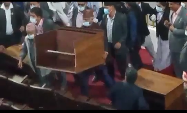 गोरखाका सांसद बस्नेतले संसद बैठकमा पहिला आफै बस्ने टेवल उचालेर फाले