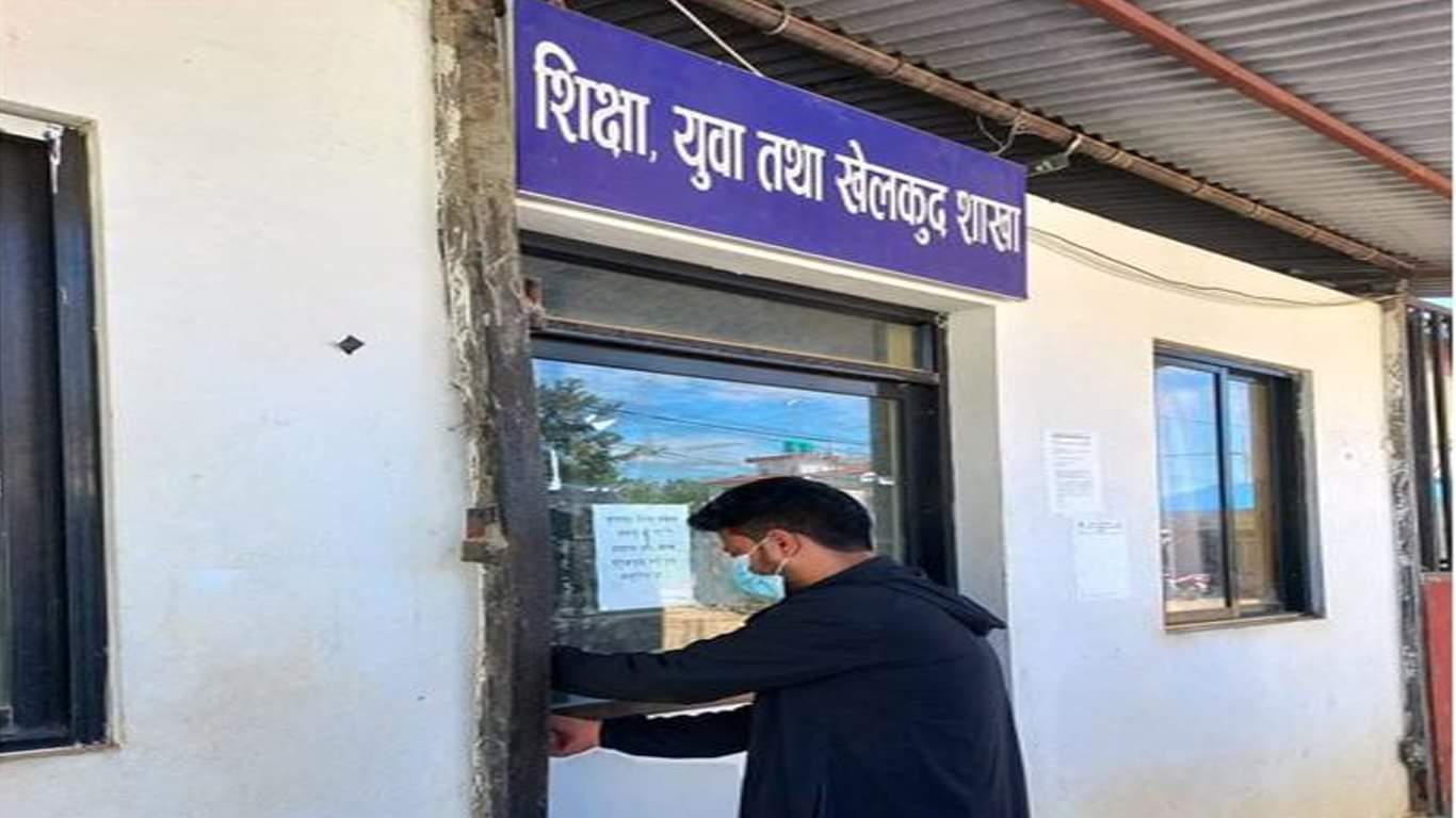 गोरखाको एक स्थानिय तहको शिक्षा शाखामा वडाध्यक्षले नै लगाए ताला
