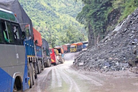 पहिराका कारण अवरुद्ध राजमार्ग एकतर्फी सञ्चालनमा