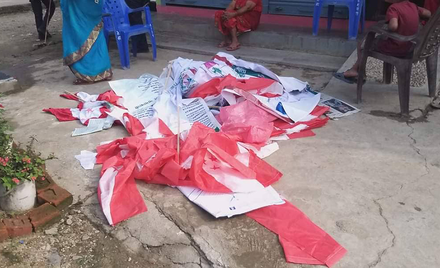 रत्ननगरमा वडाध्यक्षको टिकट खोसिएपछि कांग्रेस कार्यकर्ताले गरे पार्टी कार्यालय तोडफोड