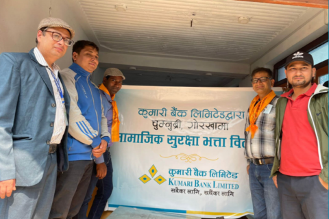 उत्तरी गोरखाको चुमनुब्रीमा हेलिकप्टर चार्टर गरी पुर्‍यायो वृद्धभत्ता