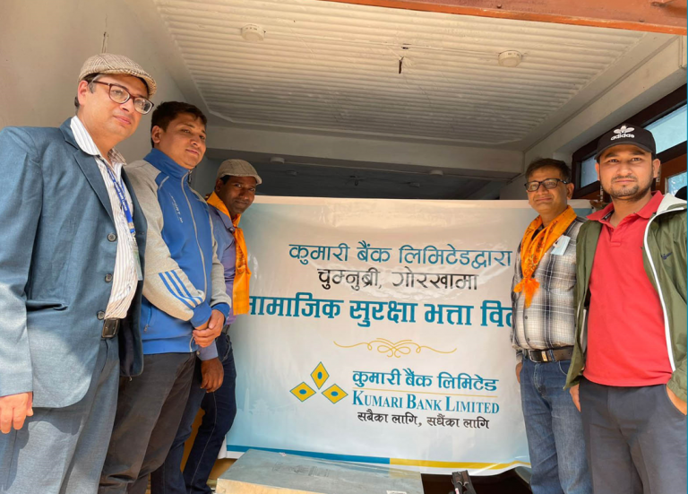 उत्तरी गोरखाको चुमनुब्रीमा हेलिकप्टर चार्टर गरी पुर्‍यायो वृद्धभत्ता