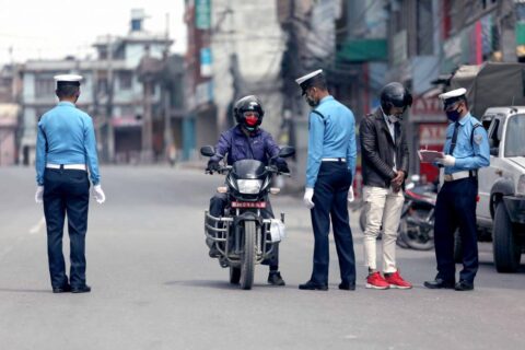 सार्वजनिक बिदाका दिन चलेका सरकारी सवारी साधनलाई प्रहरीले लियो नियन्त्रणमा