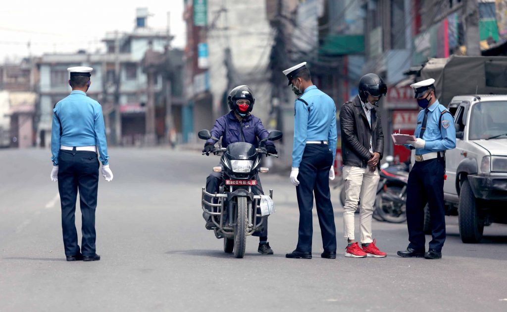 सार्वजनिक बिदाका दिन चलेका सरकारी सवारी साधनलाई प्रहरीले लियो नियन्त्रणमा