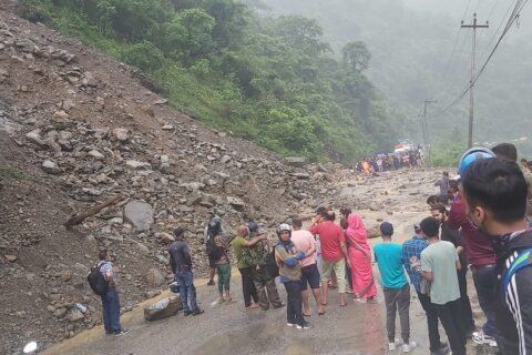 पहिरोले मुग्लिन— कुरिनटार सडक खण्ड अवरूद्ध