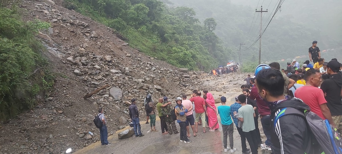 पहिरोले मुग्लिन— कुरिनटार सडक खण्ड अवरूद्ध
