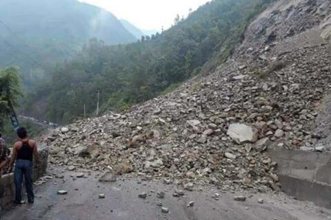 पहिरोका कारण काठमाडौं—मुग्लिन सडक अवरुद्ध, आवतजावत पूर्ण रुपमा बन्द