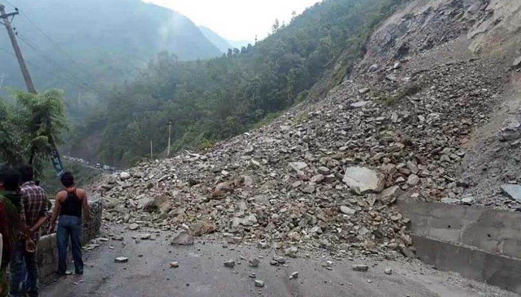 पहिरोका कारण काठमाडौं—मुग्लिन सडक अवरुद्ध, आवतजावत पूर्ण रुपमा बन्द
