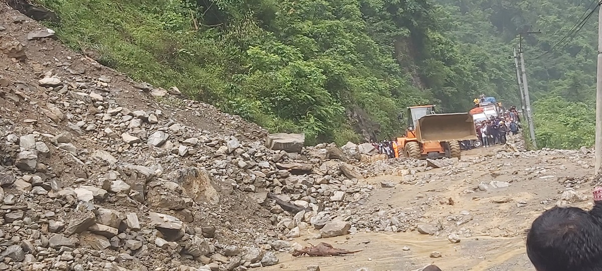 पहिरोले अवरूद्ध मुग्लिन—कुरिनटार सडकखण्ड सञ्चालनमा आयो