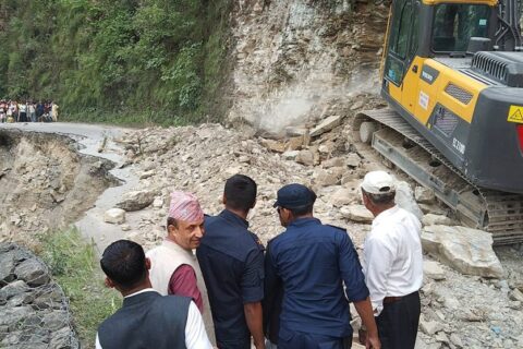 पहिरो काटेपछि आँबुखैरेनीमा भासिएको सडक एकतर्फी सञ्चालनमा आयो