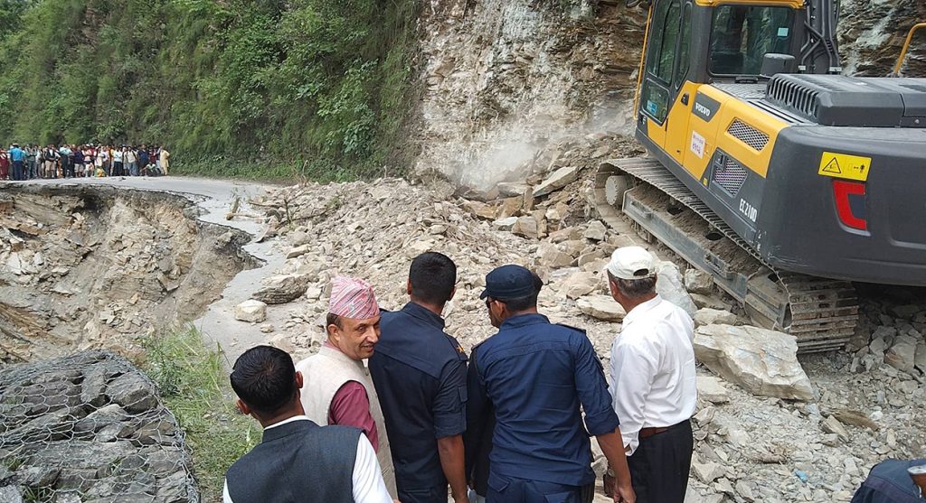 पहिरो काटेपछि आँबुखैरेनीमा भासिएको सडक एकतर्फी सञ्चालनमा आयो