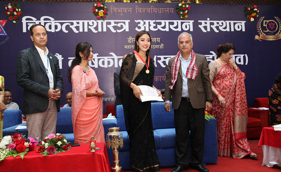 मिस नेपाल अर्थ सरिशालाई त्रिभुवन विश्वविद्यालयबाट स्वर्ण पदक प्राप्त