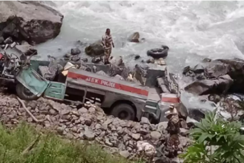 जम्मु—कश्मिरमा बस नदीमा खस्दा कम्तीमा ६ प्रहरीको मृत्यु
