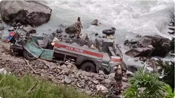 जम्मु—कश्मिरमा बस नदीमा खस्दा कम्तीमा ६ प्रहरीको मृत्यु