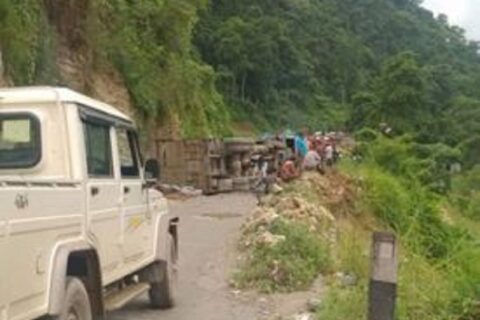 ट्रक पल्टिँदा पृथ्वी राजमार्ग अवरुद्ध