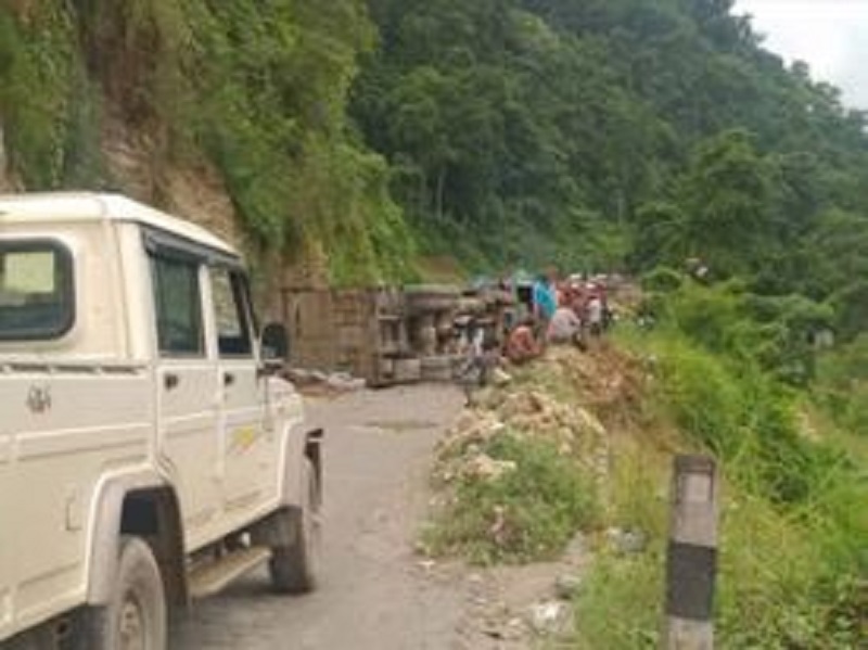 ट्रक पल्टिँदा पृथ्वी राजमार्ग अवरुद्ध