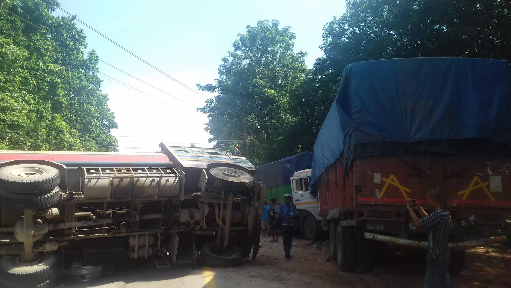 पाँच वटा सवारीसाधन एक—अर्कासँग ठोक्दिाँ १५ जना विद्यार्थी घाइते