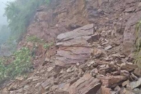 पहिरोले डोजर पुरिँदा एक युवकको मृत्यु