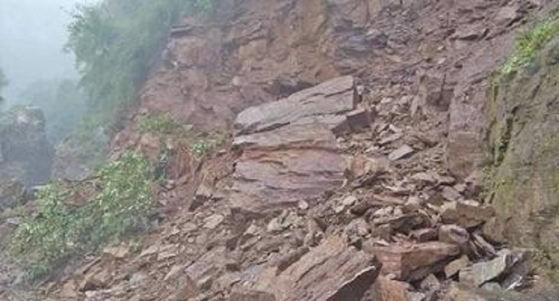 पहिरोले डोजर पुरिँदा एक युवकको मृत्यु