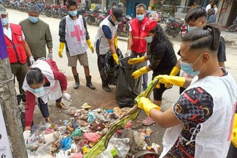 फोहोर व्यवस्थापनमा हातेमालो गर्दै रेडक्रसका स्वयंसेवक