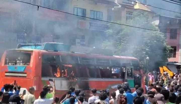 गोरखा आउदै गरेको बसको ठक्करबाट एक छात्रको मृत्यु, आक्रोशित स्थानीय र विधार्थीले गरे बसमा आगजानी