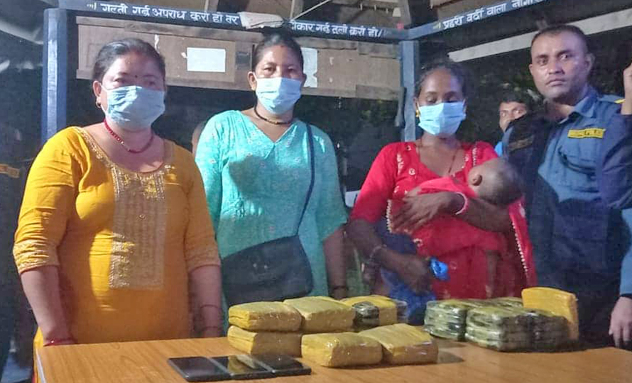 चरेश तस्करीको आरोपमा ३ जना महिला पक्राउ