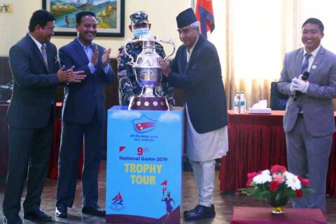 प्रधानमन्त्री देउवाद्धारा नवौं राष्ट्रिय खेलकुदको रनिङ ट्रफी सार्वजनिक