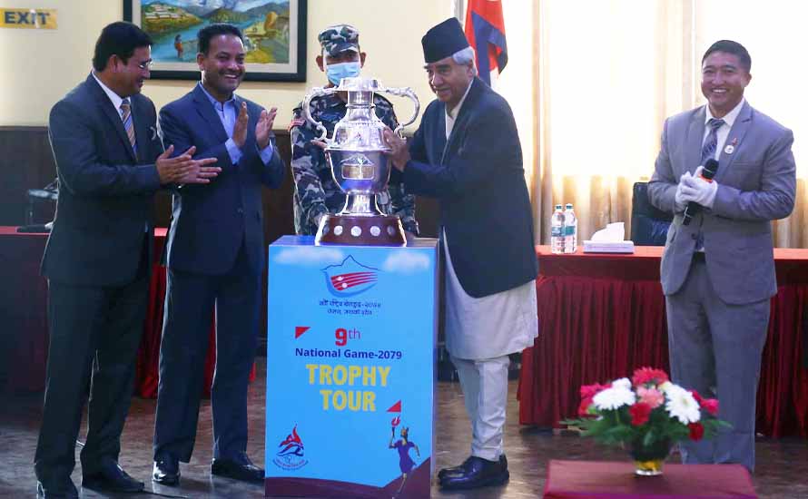 प्रधानमन्त्री देउवाद्धारा नवौं राष्ट्रिय खेलकुदको रनिङ ट्रफी सार्वजनिक