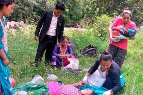 अस्पताल लैजादै गर्दा रोकायाले जन्माइन् बाटोमै बच्चा