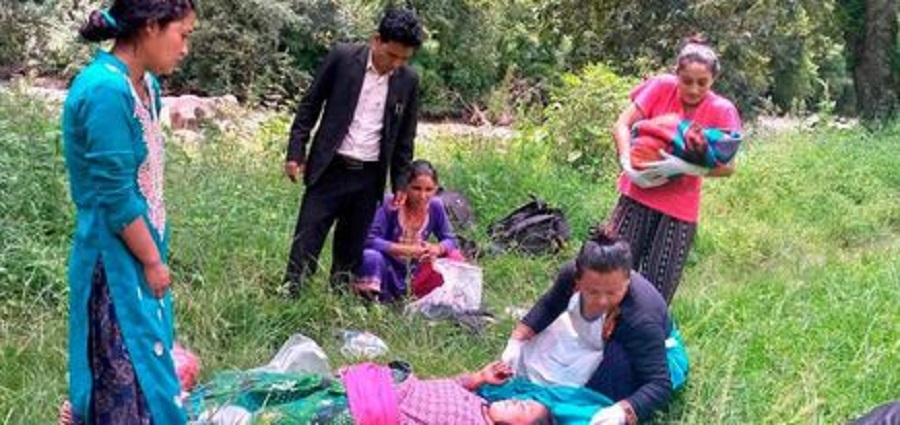 अस्पताल लैजादै गर्दा रोकायाले जन्माइन् बाटोमै बच्चा