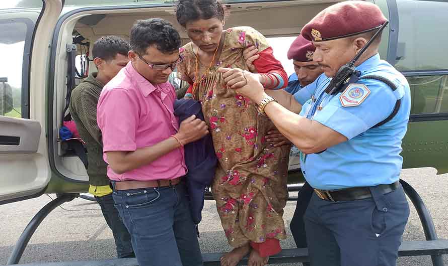 सुत्केरी व्यथाले छट्पटाएकी महिलाको हवाई उद्धार