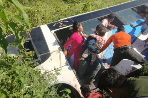 बस दुर्घटना हुँदा १२ जना घाइते