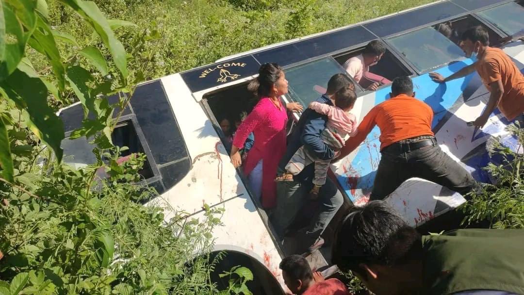 बस दुर्घटना हुँदा १२ जना घाइते