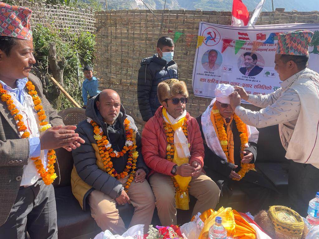 माओवादी केन्द्रका अध्यक्ष प्रचण्ड गठबन्धन उम्मेदवारलाई भोट माग्न उत्तरी गोरखामा