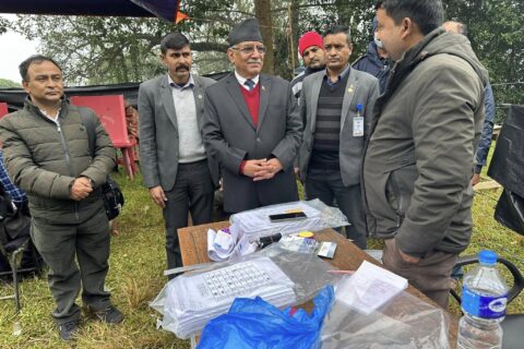 चितवनमा भोट हालेर गोरखा आइपुगे प्रचण्ड