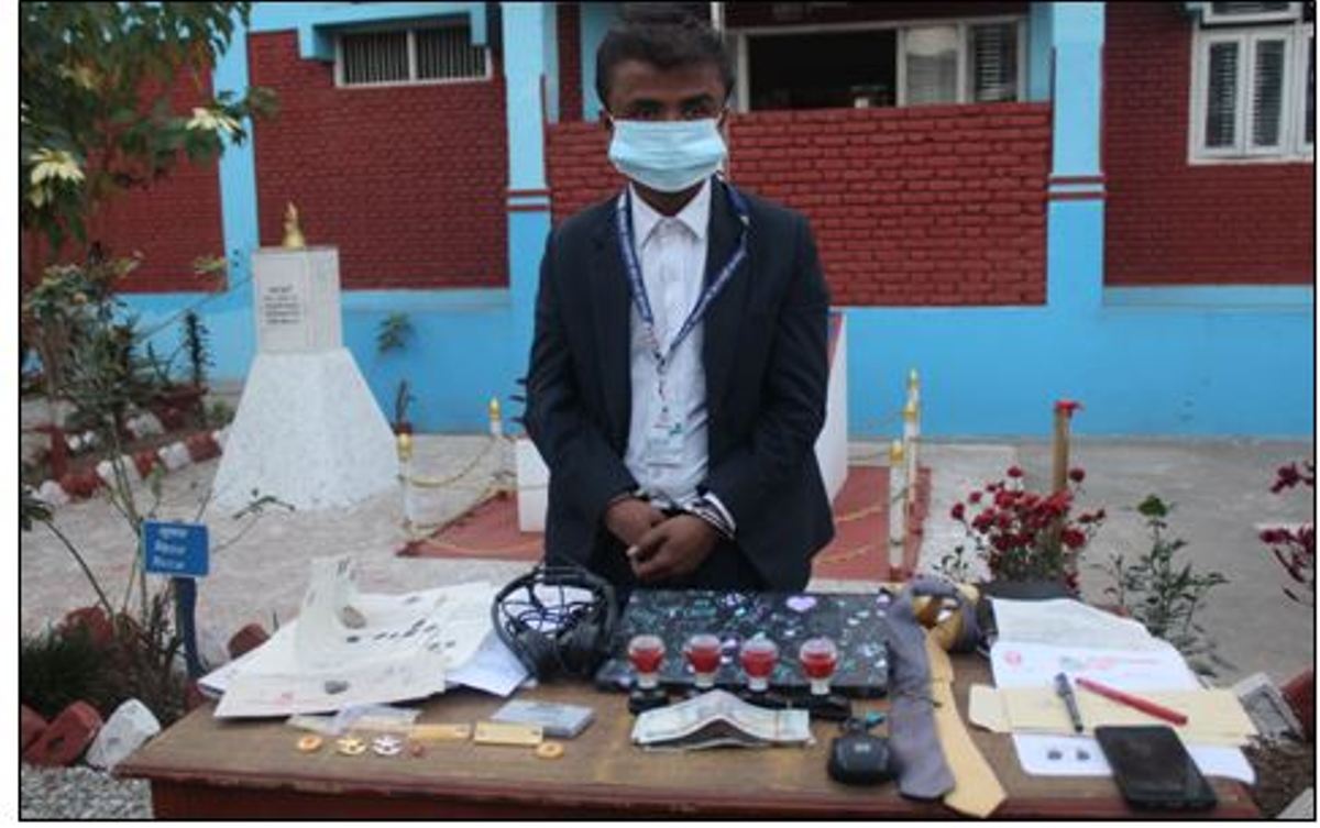 नक्कली प्रशासकिय अधिकृत बनेर हिड्दै गरेका गोरखाका एक युवक पक्राउ