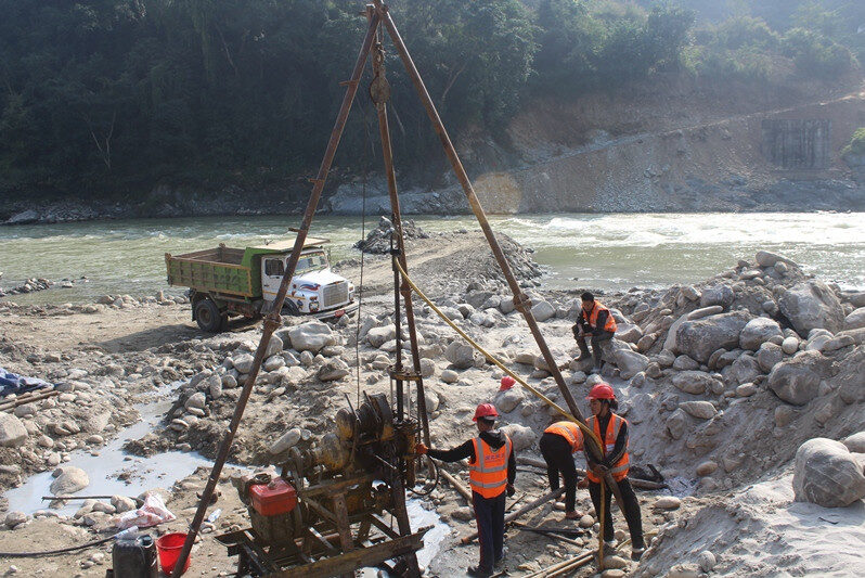 गोरखाको मकैसिंह र चितवनको बुटार जोड्ने अलपत्र पुलको ठेक्का सम्झौता ठेकेदारले एकतर्फी तोड्यो