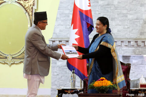 आयोगद्वारा निर्वाचनको प्रतिवेदन राष्ट्रपतिसमक्ष पेस