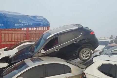 चीनमा २०० गाडी आपसमा ठोक्किए, एक जनाको मृत्यु