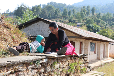 एक्लो विद्यार्थी पढाउँदै एक्ली शिक्षिका