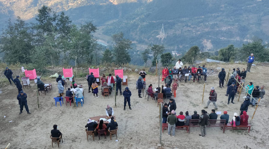 दश मतदान केन्द्रमा मतदान सुरु