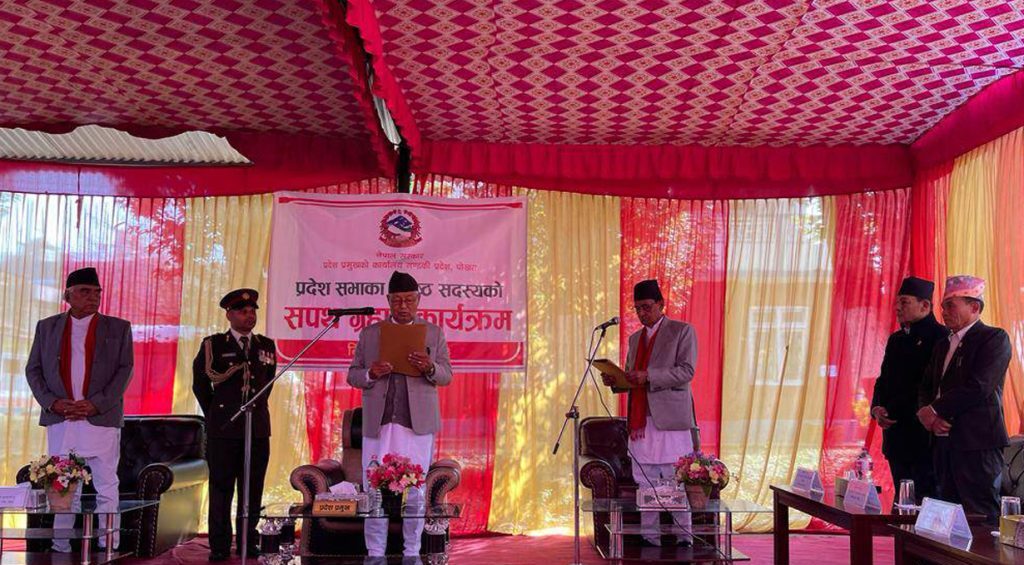 गण्डकीका ज्येष्ठ सदस्य मित्रलालले लिए सपथ
