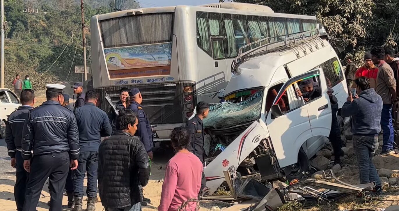 बस र माइक्रो ठोक्किँदा एकको मृत्यु, १५ जना घाइते